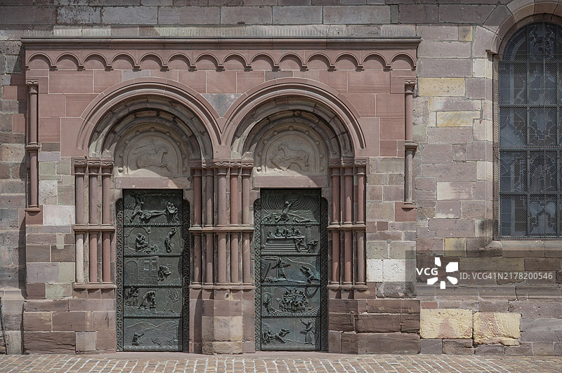 维林根圣母敏斯特教堂入口，配有现代门，德国巴登-符腾堡图片素材