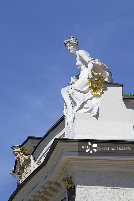带有花环的人物石像，克拉根福城市剧院，奥地利图片素材