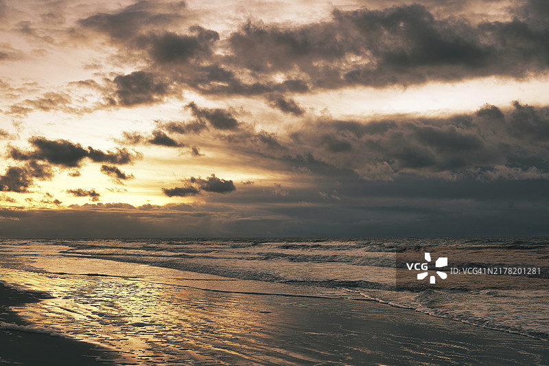 荷兰赞德沃特北海日落图片素材