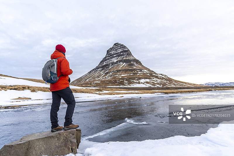 冰岛冬季教会山景色与背影男子图片素材