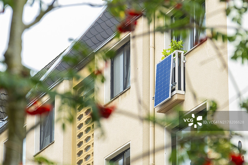 德国杜塞尔多夫房屋阳台太阳能板图片素材