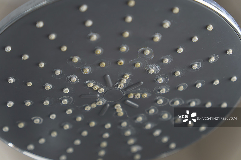 有水垢的淋浴喷头出水口特写图片素材