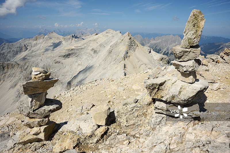 Birkkarspitze山顶的石堆，背景为厄兹卡斯皮兹山，卡文德尔阿尔卑斯公园，蒂罗尔，奥地利，欧洲图片素材