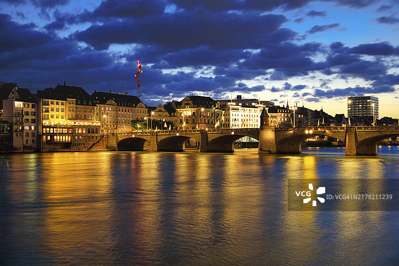 瑞士巴塞尔城市夜景：莱茵河中桥的灯光倒影图片素材