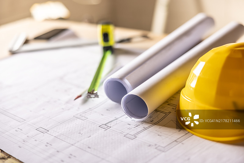 桌上的建筑蓝图、安全帽和施工工具图片素材