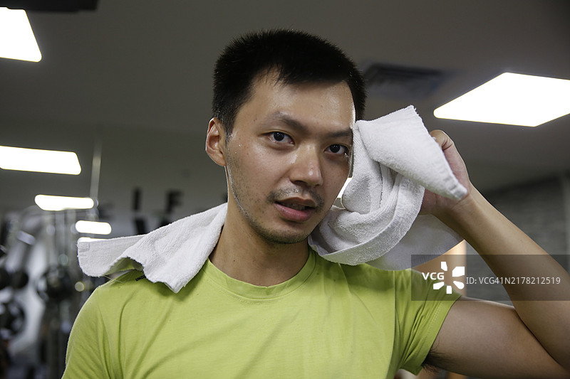 剧烈运动后流汗的亚洲男人图片素材