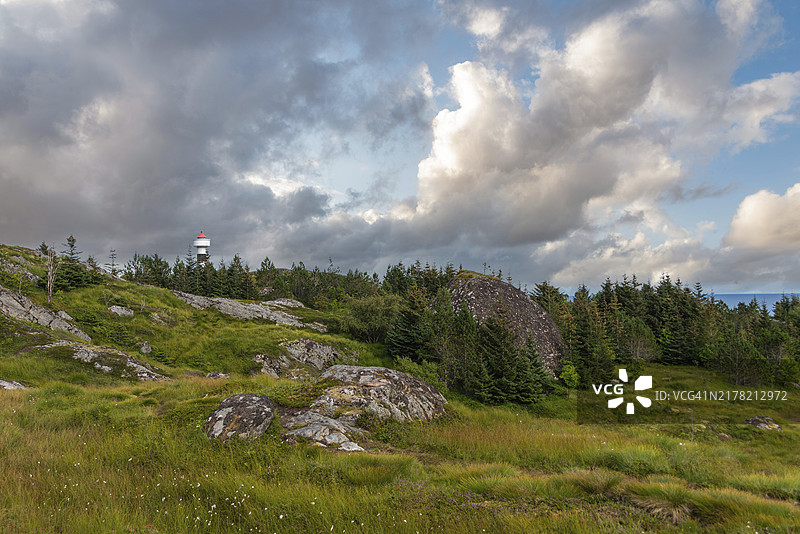 格拉彭山和格拉彭菲尔灯塔，罗弗敦群岛，挪威图片素材