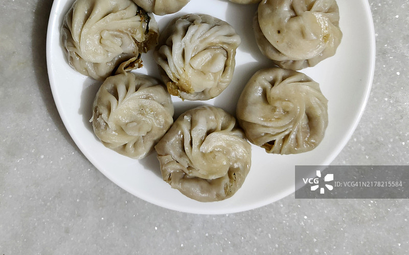 蒸蔬菜饺子 白盘静物图片素材