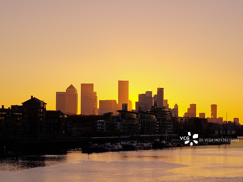泰晤士河日出时分的伦敦城市天际线图片素材