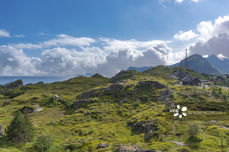格拉彭山的风景，背景是韦斯特峡湾，挪威罗弗敦群岛索尔瓦根图片素材