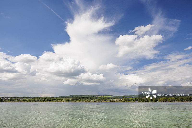 德国康斯坦茨湖绿色山丘的壮丽景色图片素材