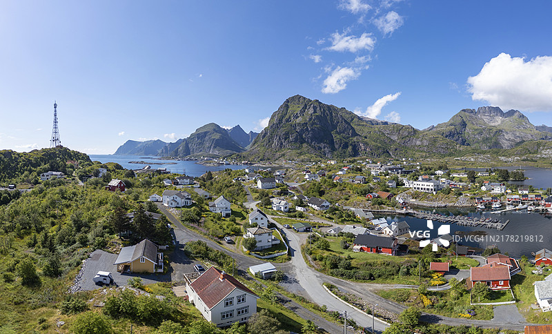 航拍：挪威罗弗敦群岛索尔瓦根的崎岖景观村庄图片素材