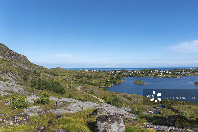 从蒙克布小径眺望索尔瓦格瓦特内特湖，背景是韦斯特峡湾，索尔瓦根，罗弗敦群岛，挪威，欧洲图片素材
