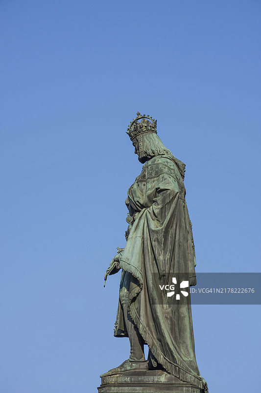 捷克共和国布拉格查理大桥附近克里若夫尼克广场的查理四世国王青铜雕像图片素材