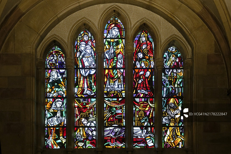 卢森堡埃希特纳赫圣威利布罗德大教堂内彩色玻璃窗图片素材