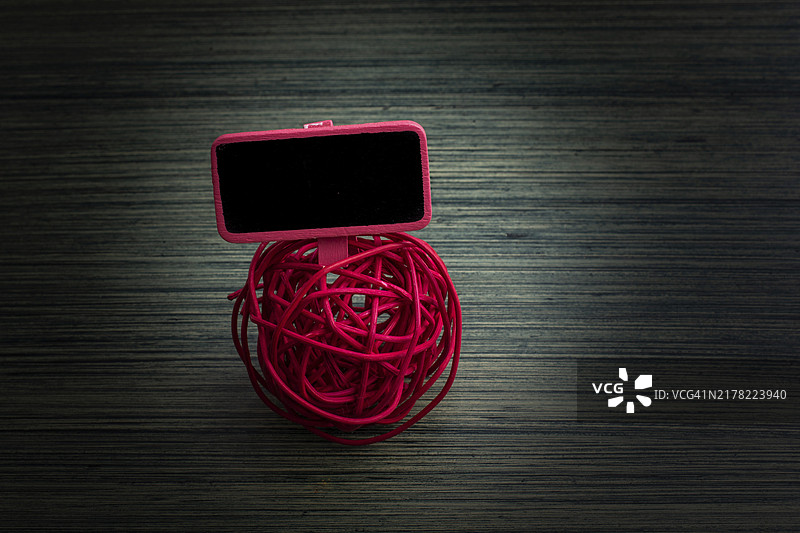 草线轴上的木制迷你告示牌图片素材