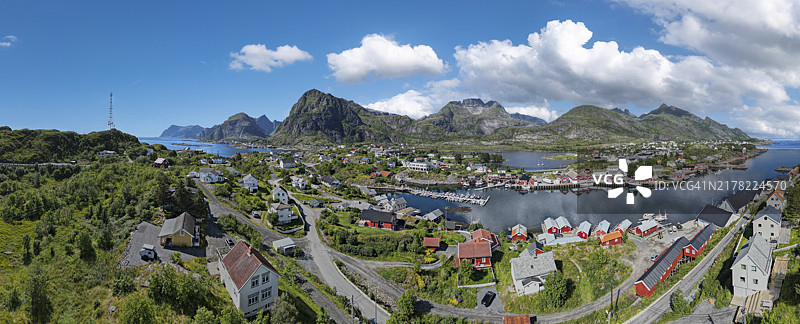 挪威罗弗敦索尔瓦根韦斯特峡湾郁郁葱葱的景观中的村庄鸟瞰全景图片素材