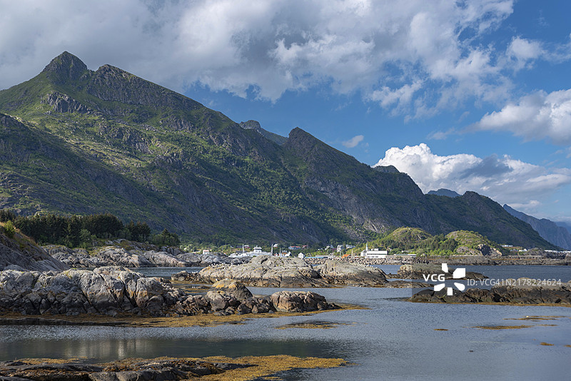 挪威罗弗敦群岛索尔瓦根的岩石海岸风光，位于韦斯特峡湾图片素材