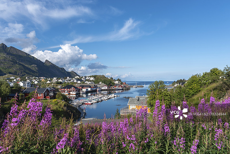挪威罗弗敦群岛索尔瓦根渔港及周边山景全景图片素材