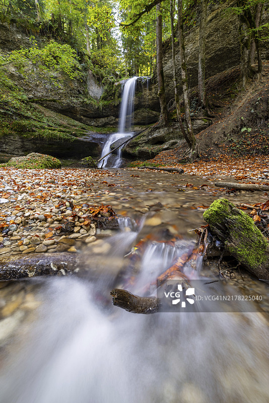小溪流过森林中的小瀑布，德国巴伐利亚图片素材