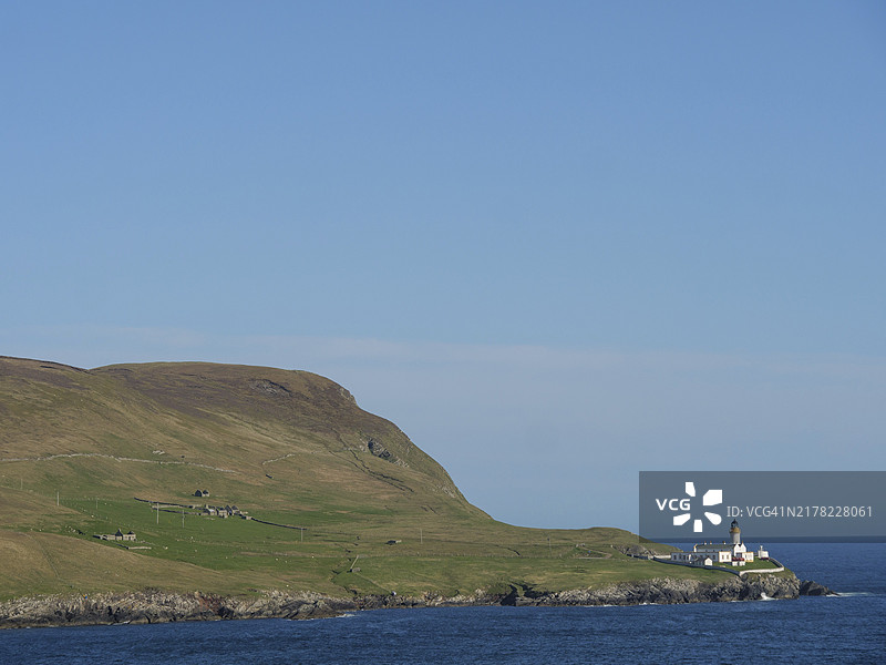 苏格兰设得兰群岛勒威克海边灯塔丘陵景观图片素材