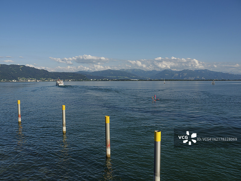 德国巴伐利亚林道群山环绕的湖泊景色图片素材