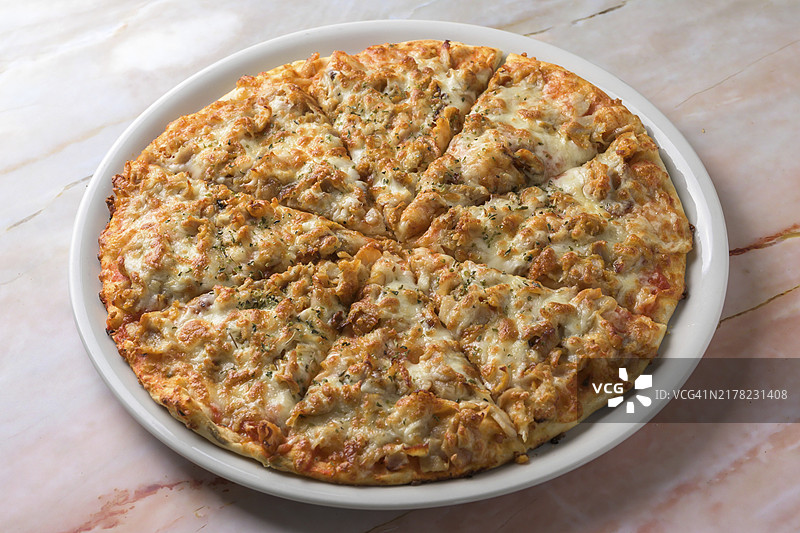 烤鸡肉披萨（深色背景，西班牙马略卡岛）图片素材