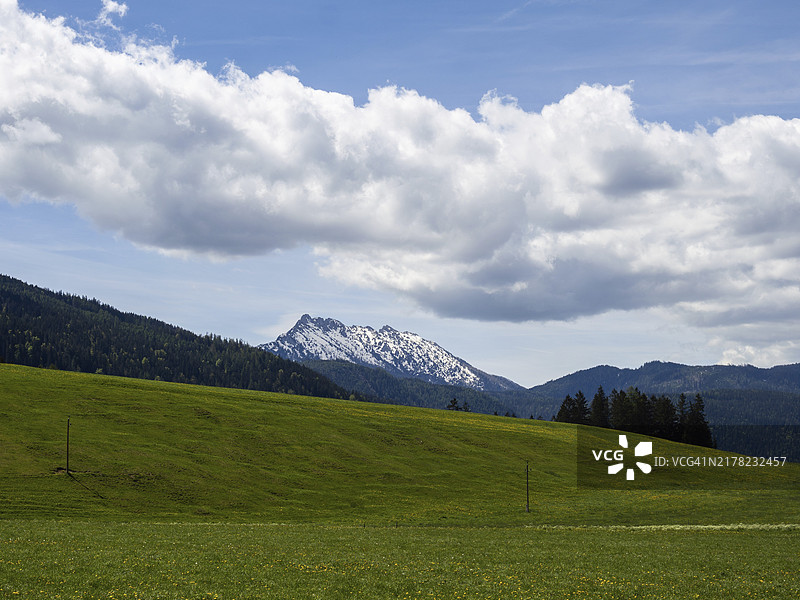 奥地利施蒂利亚州巴特米滕多夫附近卡姆斯皮策山顶的多云景象图片素材