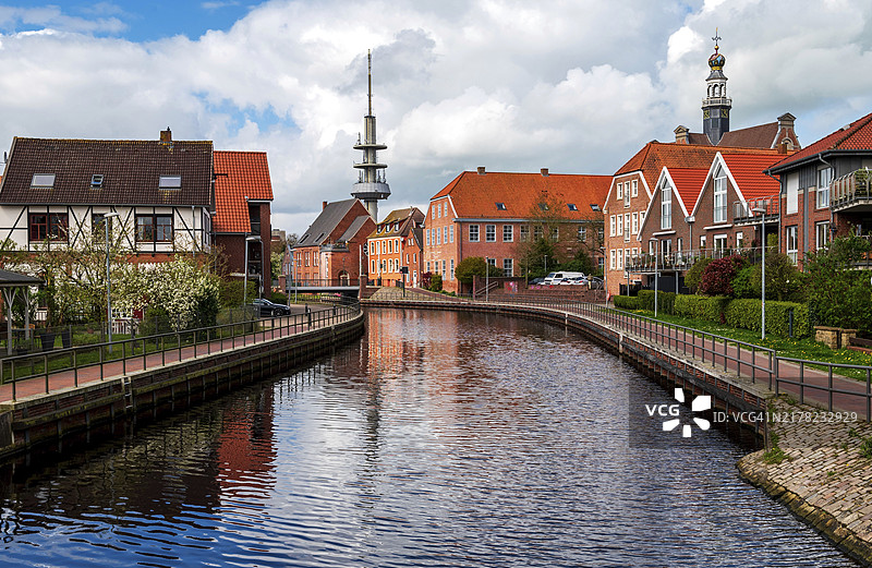 从罗滕锡尔看市中心，右后方是市政厅塔楼，德国下萨克森州埃姆登图片素材