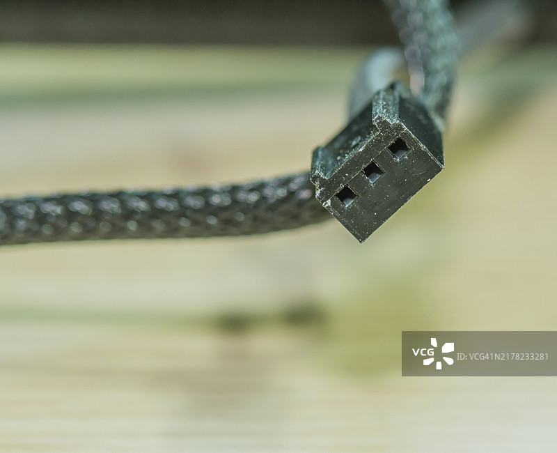 特写：韩国一根磨损的USB数据线，电线清晰可见图片素材