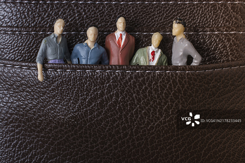 口袋里的一群微型人物模型图片素材