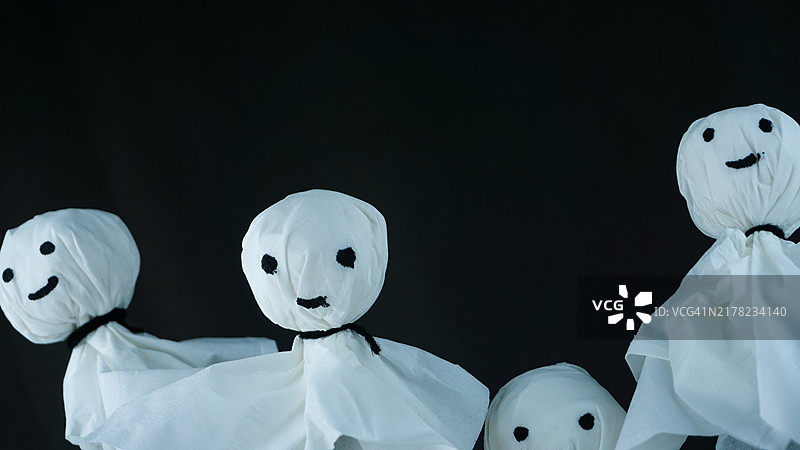 黑色演播室背景上的一组幽灵木偶图片素材