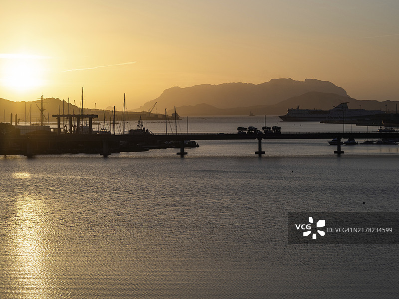意大利撒丁岛奥尔比亚港日出全景图片素材
