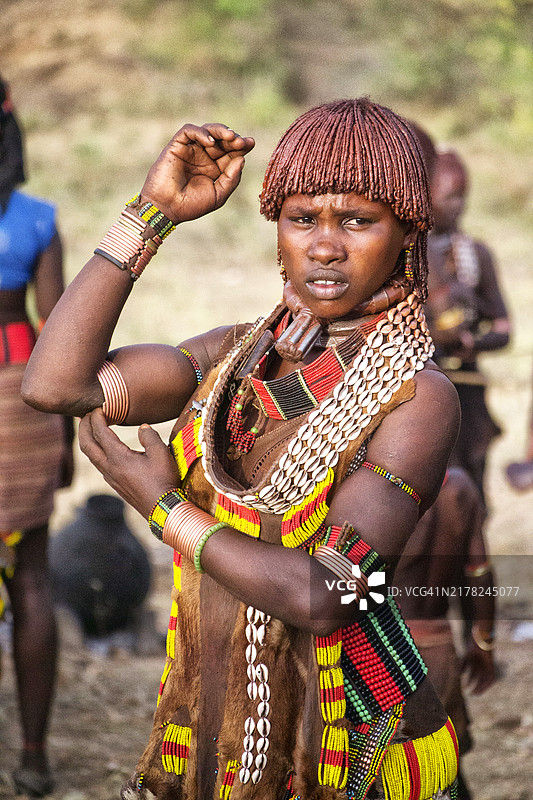 哈默部落妇女参加跳牛仪式。照片中的女子已婚，从她佩戴的皮革金属项圈可以推断出来。图片素材