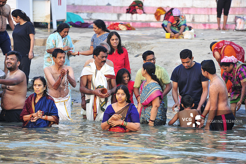 印度瓦拉纳西：印度教朝圣者在恒河沐浴祈祷图片素材