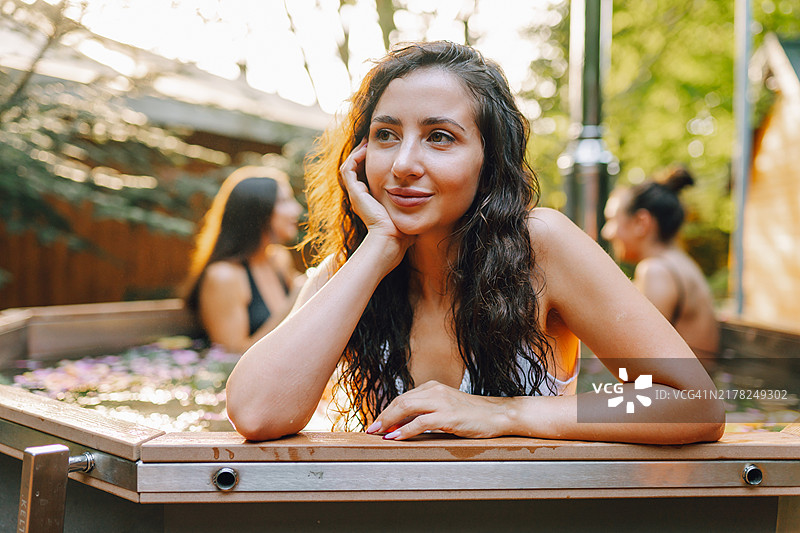 平静女人乡村温泉度假，享受自我关怀图片素材