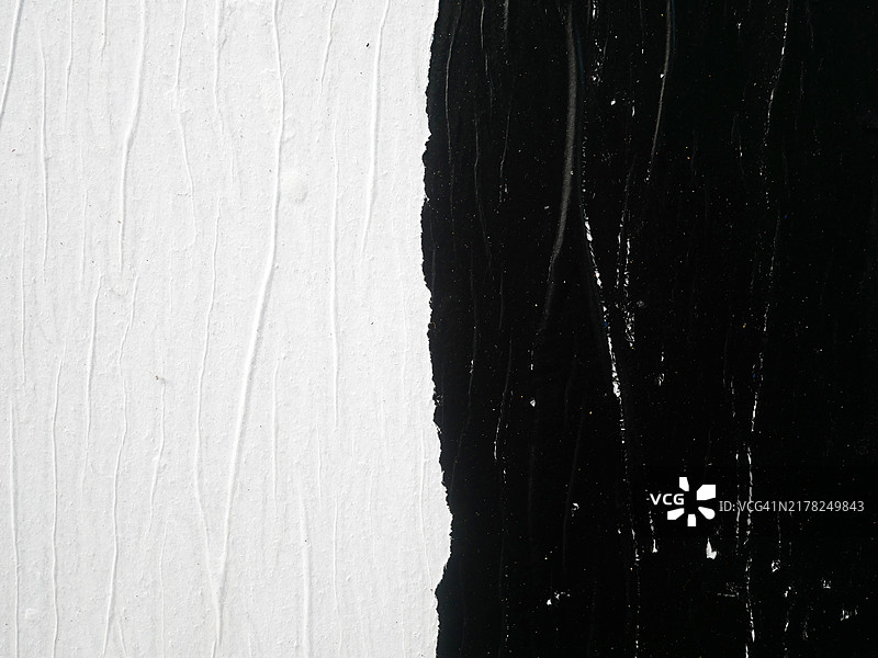 巴黎墙上的黑白海报特写图片素材