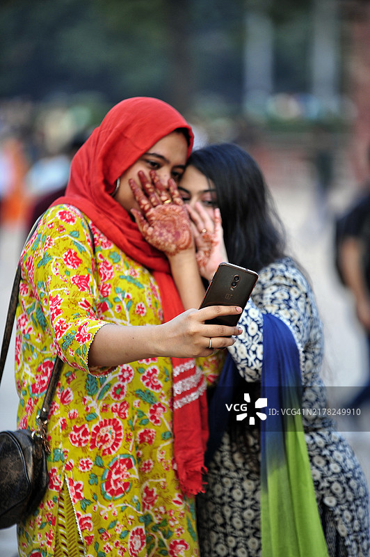 在街上用指甲花自拍的印度妇女图片素材