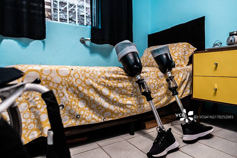 卧室里的一双假肢腿图片素材