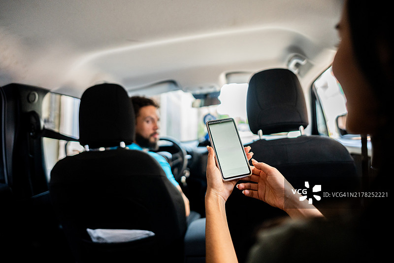 出租车内手机屏幕的特写镜头图片素材