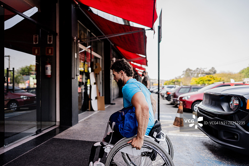 中年男子到达购物中心图片素材