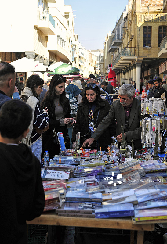 伊拉克文化贸易经济：巴格达穆塔纳比街的书市和纪念品摊位人群图片素材