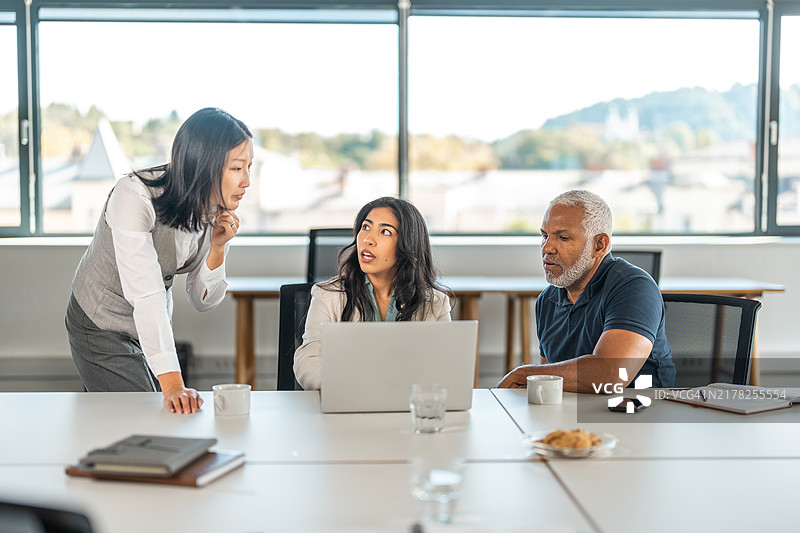 多元文化的企业团队在办公室进行讨论图片素材