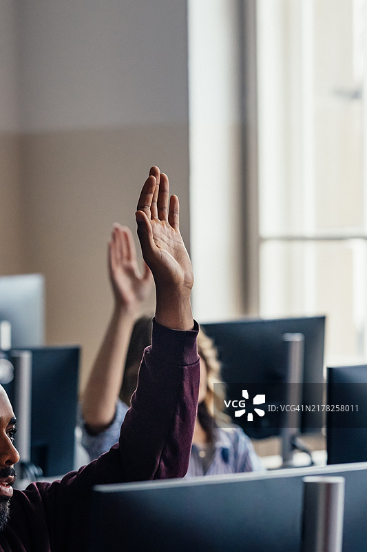 学生在课堂上举手提问图片素材