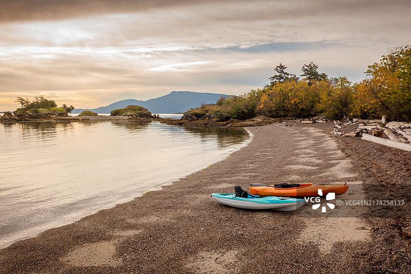华盛顿州苏西亚岛海洋公园尤因湾海滩上的皮划艇图片素材