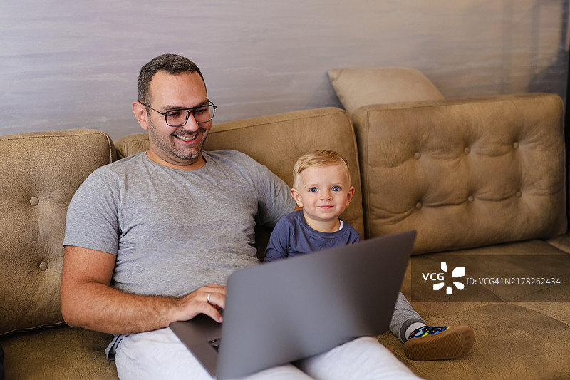 和我的小助手在家工作图片素材