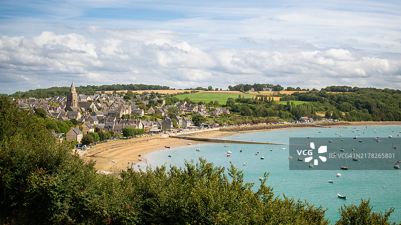 圣苏利亚克村庄鸟瞰，位于伊勒-维莱讷-布列塔尼图片素材
