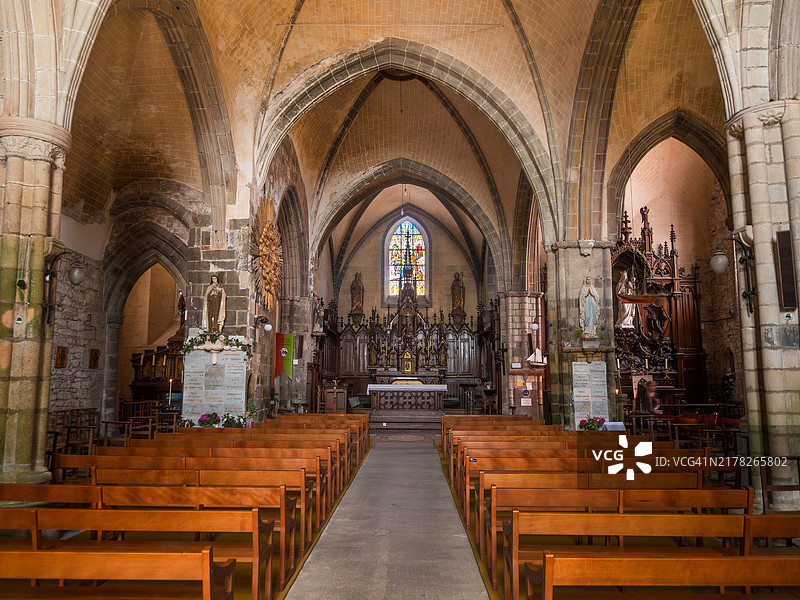 圣苏利亚克教堂（Église de Saint Suliac）的宽角视图，展示了这座被列为历史遗迹的哥特式天主教教堂的中殿和合唱团，包含主走道、祭坛和肋拱顶，位于伊勒-维莱讷省 - 布列塔尼。图片素材
