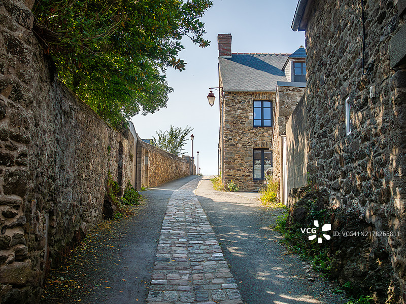 法国Saint-Suliac村的鹅卵石街道图片素材