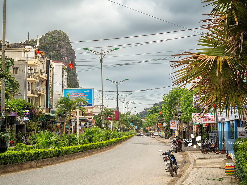 越南广平省峰牙村的主要街道，遍布商店、餐馆和咖啡馆图片素材